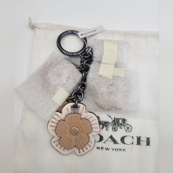 💥NWT💥 Coach Tea Rose Bag Charm - Picture 1 of 4